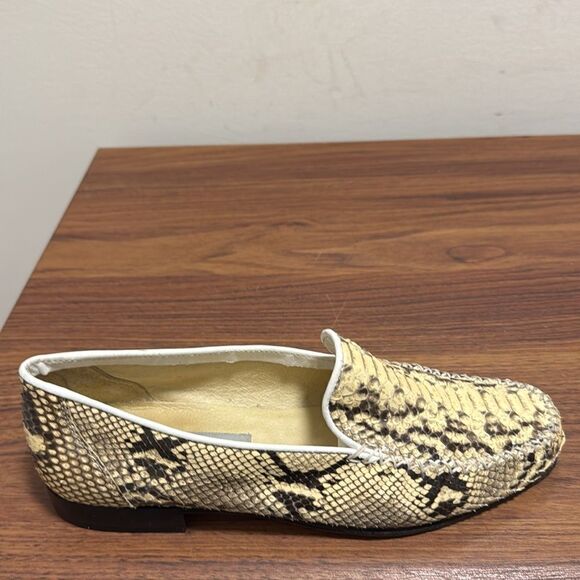 Diane B. Milano Snakeskin Moccasin Style Loafers in Tan & Brown. Size 37. - Picture 2 of 8